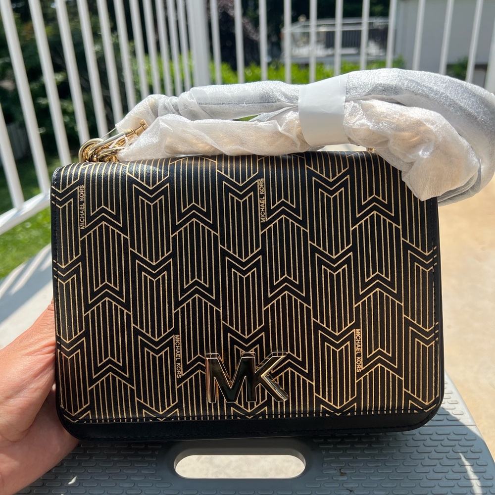 💥New Mott Leather Top Handle Bag
MICHAEL Michael Kors✨